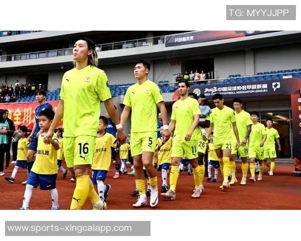 客胜三镇成功保级球迷热情迎接深圳新鹏城全队归来