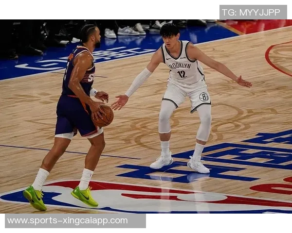 曾凡博防守失误贾里德巴特勒轻松突破上篮得分